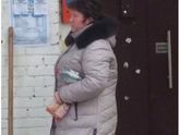 Нападает женщина на детей с коляской‼️