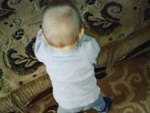 Ходим возле дивана??