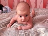 Во сколько ваши детки начали держать голову?