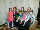 вот бабушка и дедушка со всеми внуками