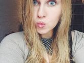 Заключила контракт