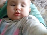 Язычок у дочки постоянно близко у губ