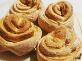 Простой рецепт булочек к чаю. Сдобные булочки с корицей