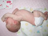 спит запрокинув голову назад