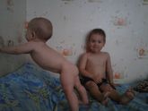 Вот он у стеночки сам поднимается и стоит