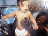 «Мальчик в пузыре»: ребенок прожил 12 лет в пластиковом боксе