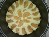 Шарлотка с изюмом и яблоками в мультиварке