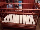 Продаю детскую кроватку и комод