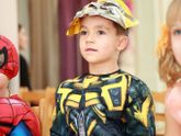 Его пальчики пахнут конфетами,А