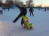 Ходунки для родителей, неумеющих кататься на коньках