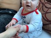 Так смешно морщит носик,