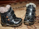 Девочки кому обувь нужно ? Отдам за 150 новая( на одном батинке мех на прилавке чуть выгорил ) .Размер 21