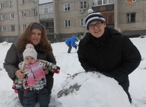 Мои детишки, у старшего тоже детство заиграло - снеговика лепит