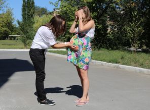 тетя уговаривает выходить)))