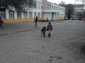 Встречаем брата со школы!