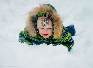Зимой весело валяться в снегу)