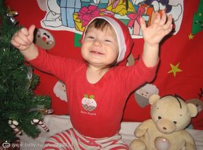 Всем доброго,зимнего,предновогоднего дня! Меня зовут Демид,мне всего 10 мес. Это первый мой Новый Год.   Мама рассказывает про Дед мороза,у него есть белая борода и мешок с подарками, что он приносит их  детям и оставляет их под елкой. Я с елкой уже знако