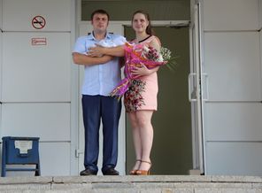 Счастливые родители на крыльце роддома БГМУ