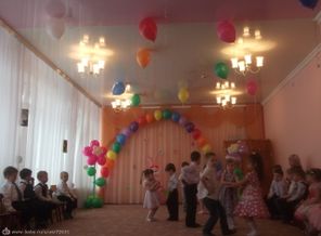 танцует