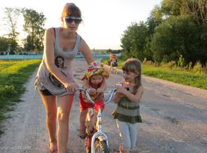 годовалая дочка учится на 2-х колёсном велеке кататься