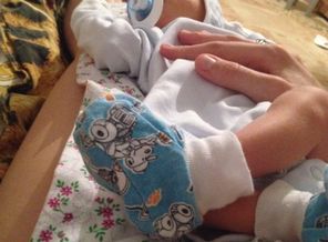 Нога на ногу-это у нас в деда с моей стороны,там тоже любитель так лежать))