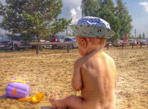 Хорошо на пляже,можно голышом бегать:)