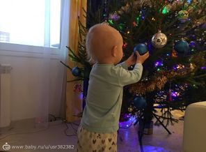 В этот Новый Год Сашенька уже сам наряжает елку!
