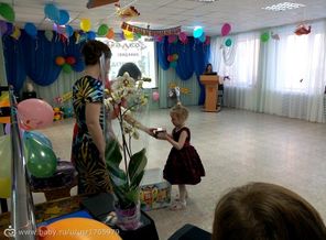 вручение подарка на выпускном
