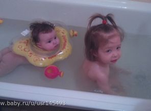 Вика любит поиграться, а Сашулька поплескаться))