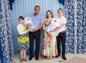 Выписка с роддома, вся семья в сборе!