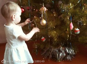 Любимочка моя ёлочку наряжает :-*