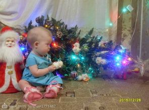 Срубила Настя ёлочку под самый корешок
-Я лучший ваш подарочек под новый ,новый год!  )))
