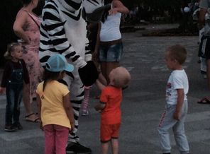 пристает к животным)