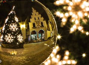 jill111_Christmas Reflection_YkRgQWM