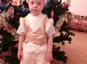 Старший сынок на утреннике) 22.12.15г.