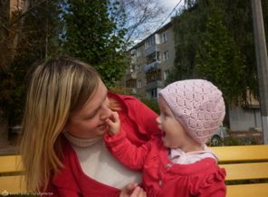 Карта есть?И мама рядом!
Никуда бежать не надо!
Мама рядышком сидит,
Ане очередь стоит