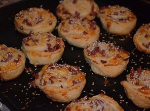 булочки с изюмом и кунжутом домашние собственного приготовления.ставьте лайк)))