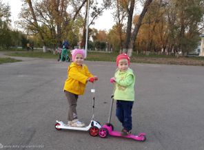 Мы счастливые гоняем - от родителей тикаем. Ты попробуй догони! Самокат, быстрей кати!!!