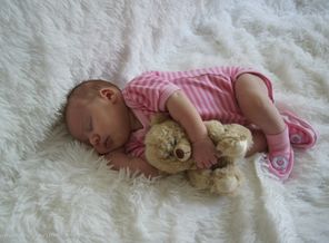 Сладко спит МиМишка с медвежонком