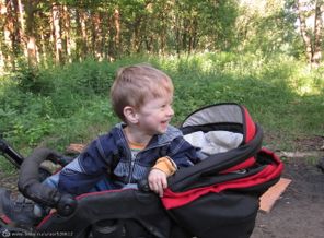 Ярик в коляске смеется