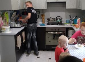 Главный по тарелочкам Артём