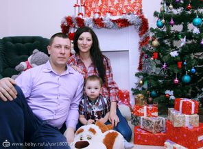 Скоро будет Новый год,
Стоит уж дома елка,
Значит, праздник нам друзья,
Ждать совсем не долго!
За окошком снег идет,
Воет громко вьюга,
Встречают люди Новый год,
И ждут большого чуда!