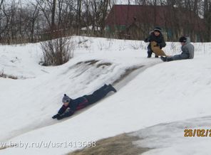все плавают в воде ,а сын по льду с горы