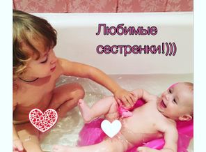 Купаются сестрёночки!!