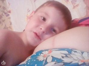слушает сестренку
