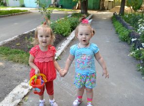 гуляют две подружки