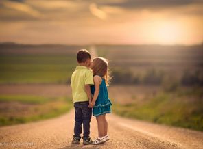 boy_girl_kids_kiss_on_road-1680x1050