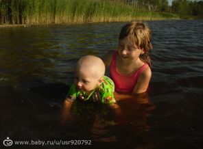 Сестренка учит плавать