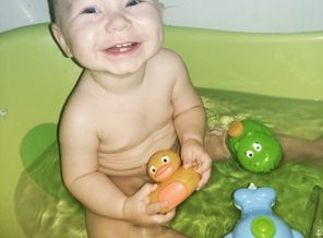 Максим любит купаться и улыбаться)))
