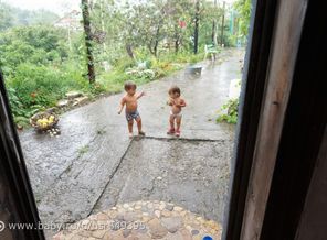 Купание под летним проливным дождем